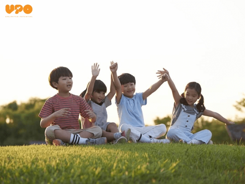 Nếu con gặp phải nguy cơ bạo lực học đường, bạn bè có thể giúp đỡ bằng cách thông báo cho thầy cô giáo, phụ huynh